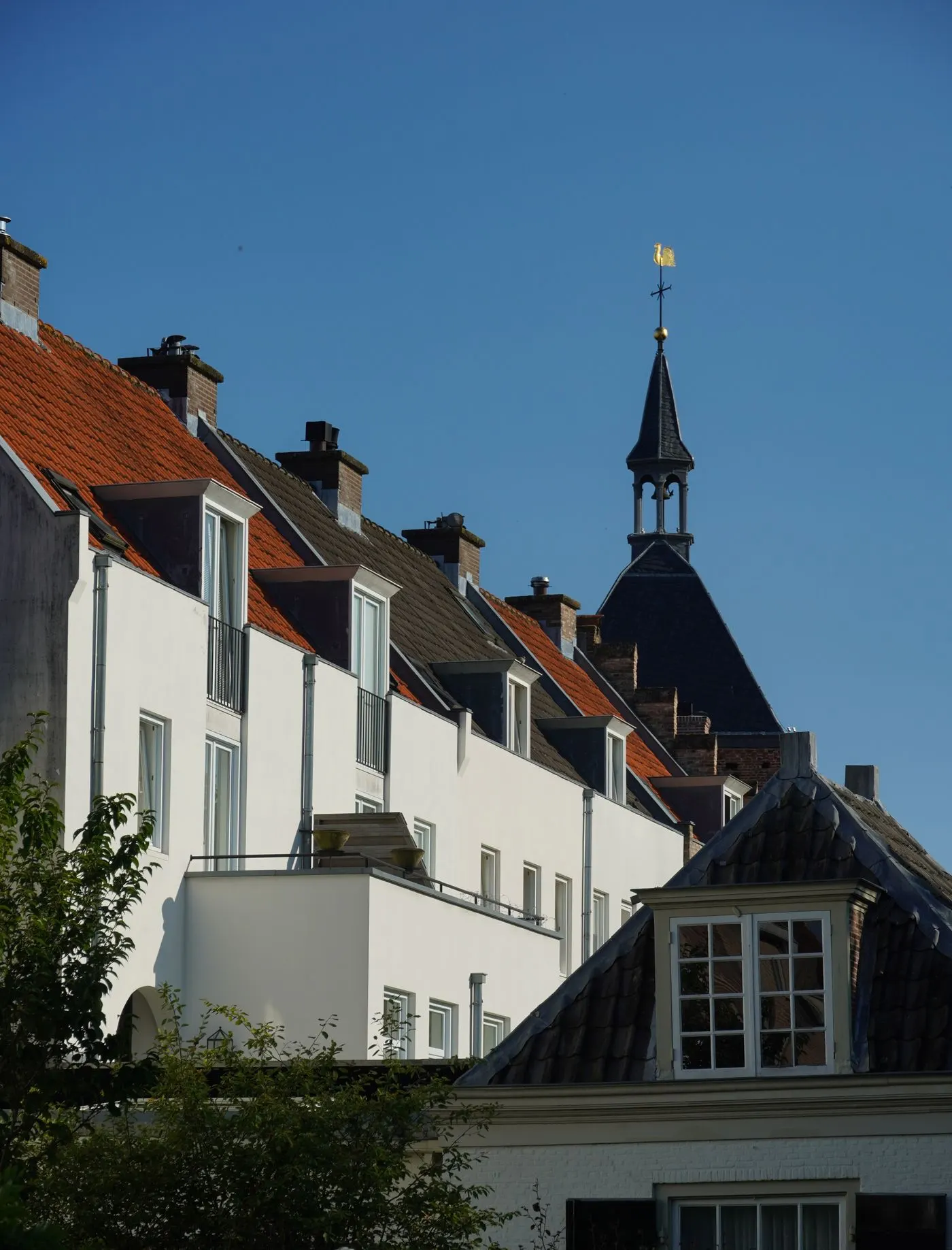 Historische gevels in de binnenstad van Amersfoort onder een blauwe lucht