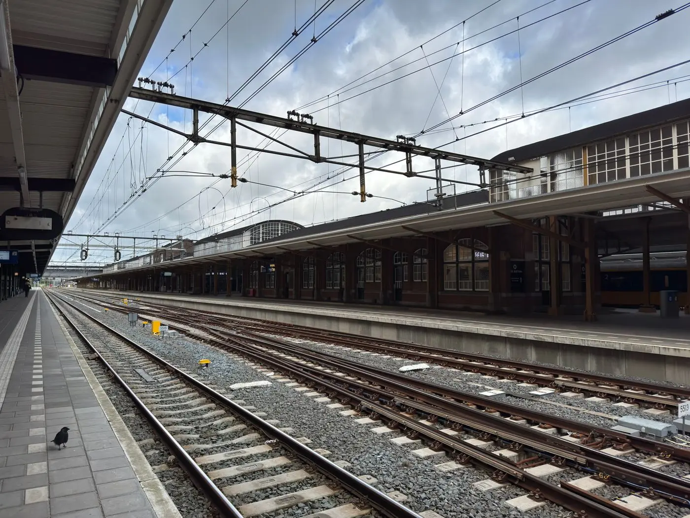 Leeg perron van station Amersfoort op een bewolkte dag
