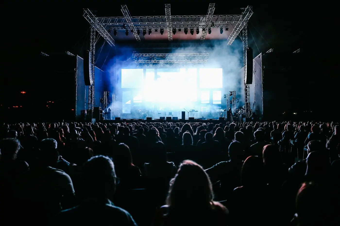 Groot publiek bij een openluchtconcert in de avond