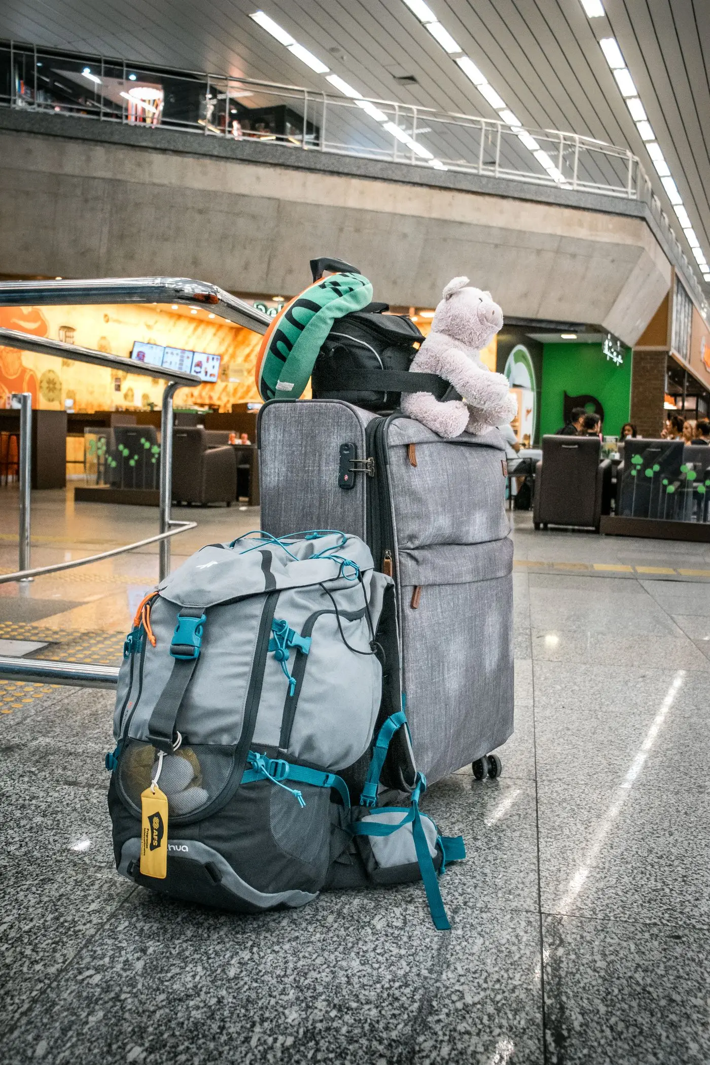 Koffers met een teddybeer op de luchthaven