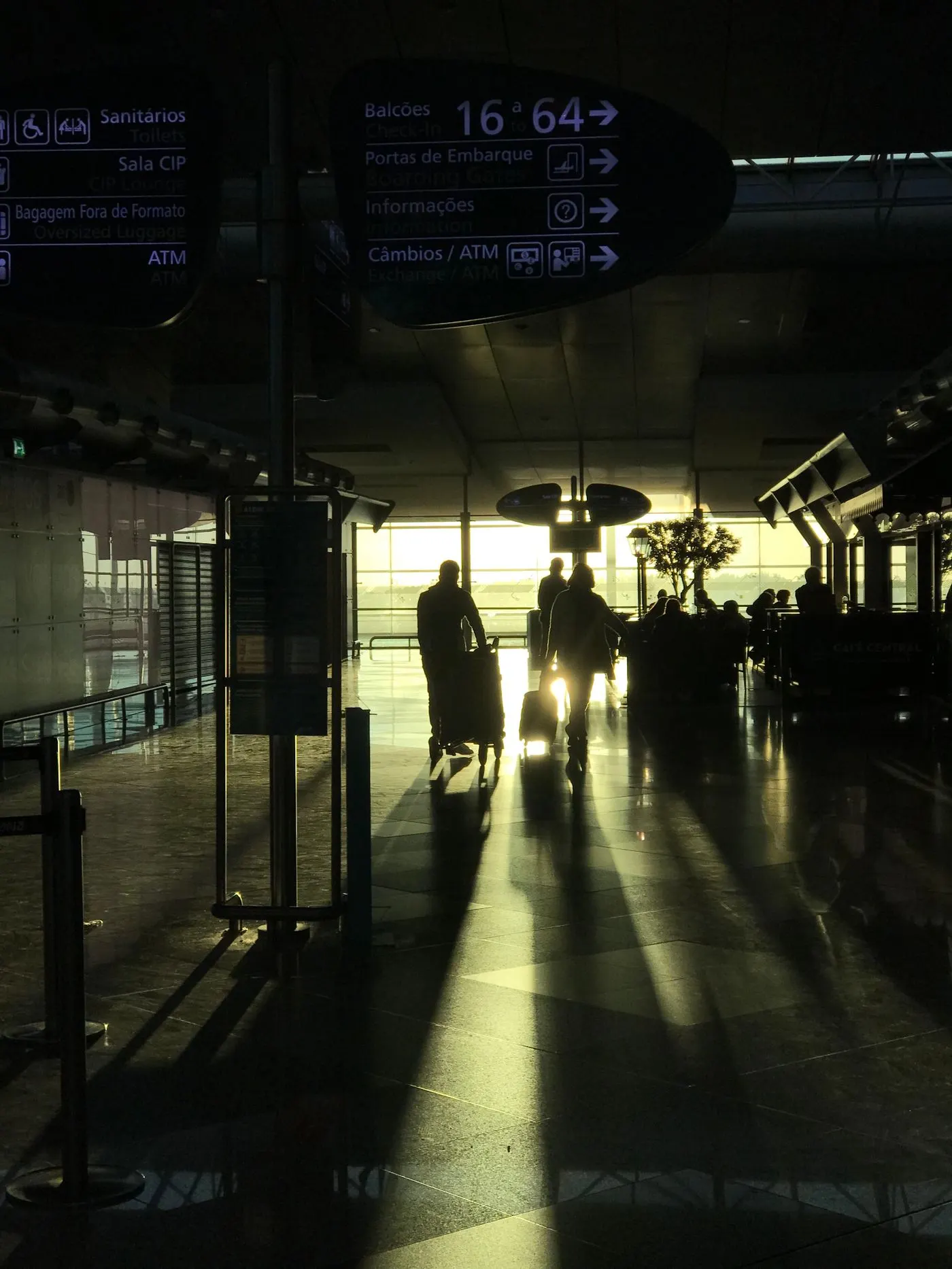 Reizigers met koffers lopen door een lichte vertrekhal