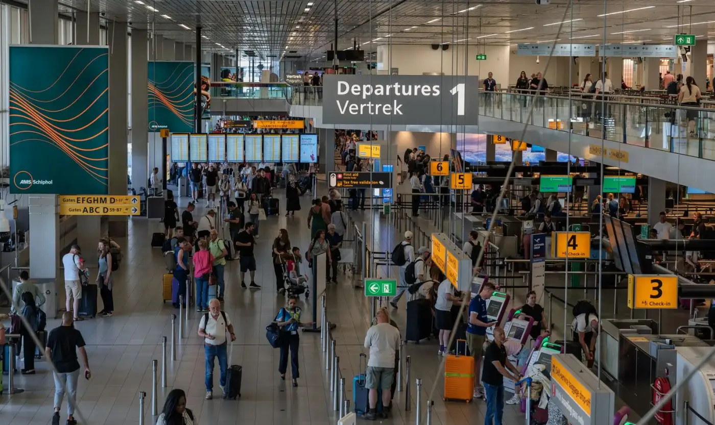 Vertrekhal van Amsterdam Airport Schiphol met reizigers