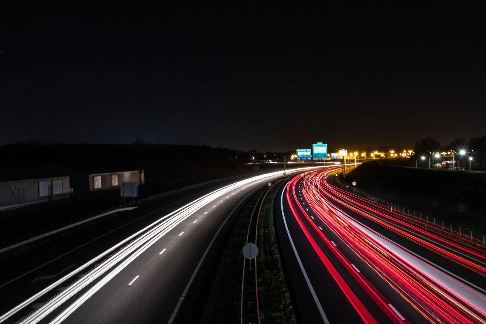 Lichtsporen van auto's op een snelweg in de avond